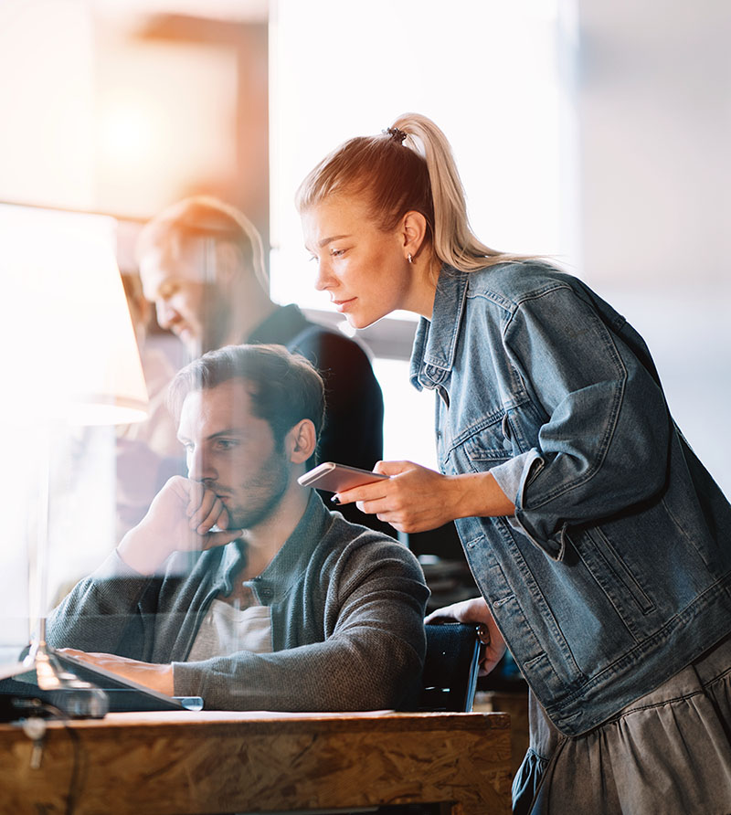 Stimmungsbild für die Landingpage Website-Potenzialanalyse: Zwei Menschen schauen auf einen Bildschirm